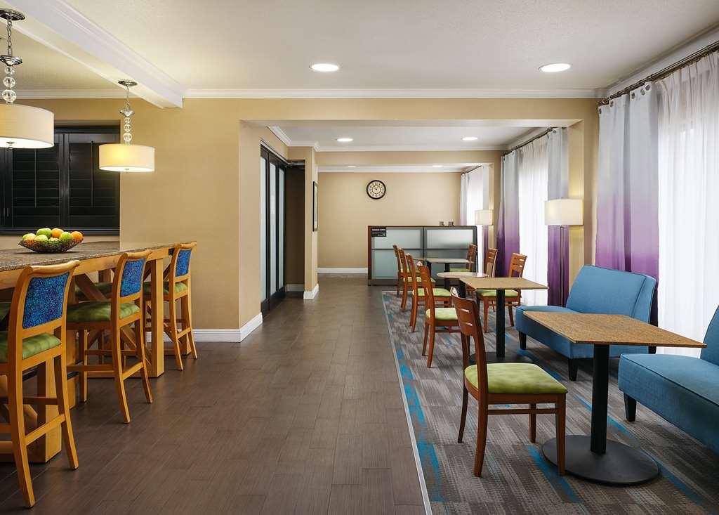 Hampton Inn Covington Va Beltér fotó